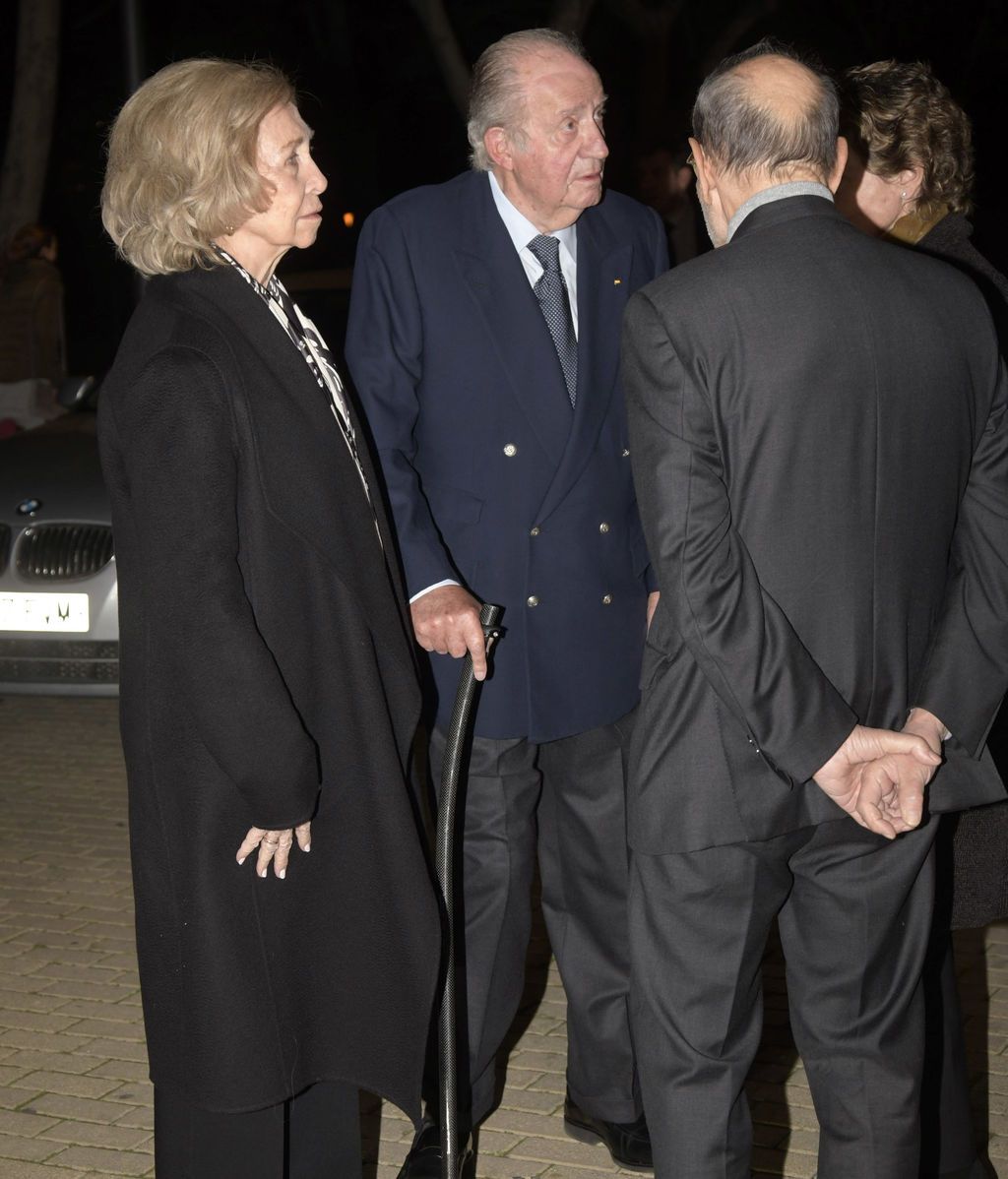 EuropaPress_2654639_Sus_Majestades_los_Reyes_eméritos_Don_Juan_Carlos_y_Doña_Sofía_acuden_al_tanatorio_para_despedir_a_Plácido_Arango_en_Madrid_a_17_de_febrero_de_2020_