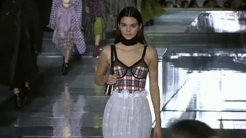 Kendall Jenner, Bella y Gigi Hadid, protagonistas del desfile de la nueva  colección de Burberry - Telecinco