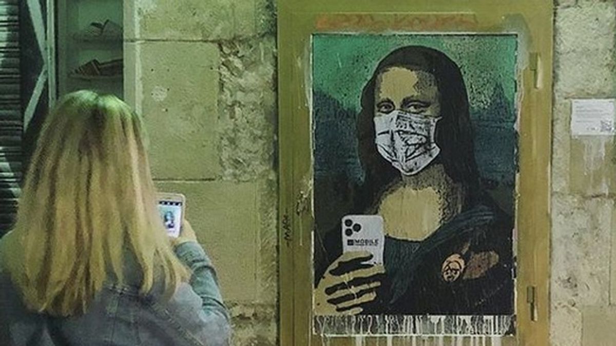 El artista TVBoy pinta a la Gioconda con mascarilla en el Mobile de Barcelona