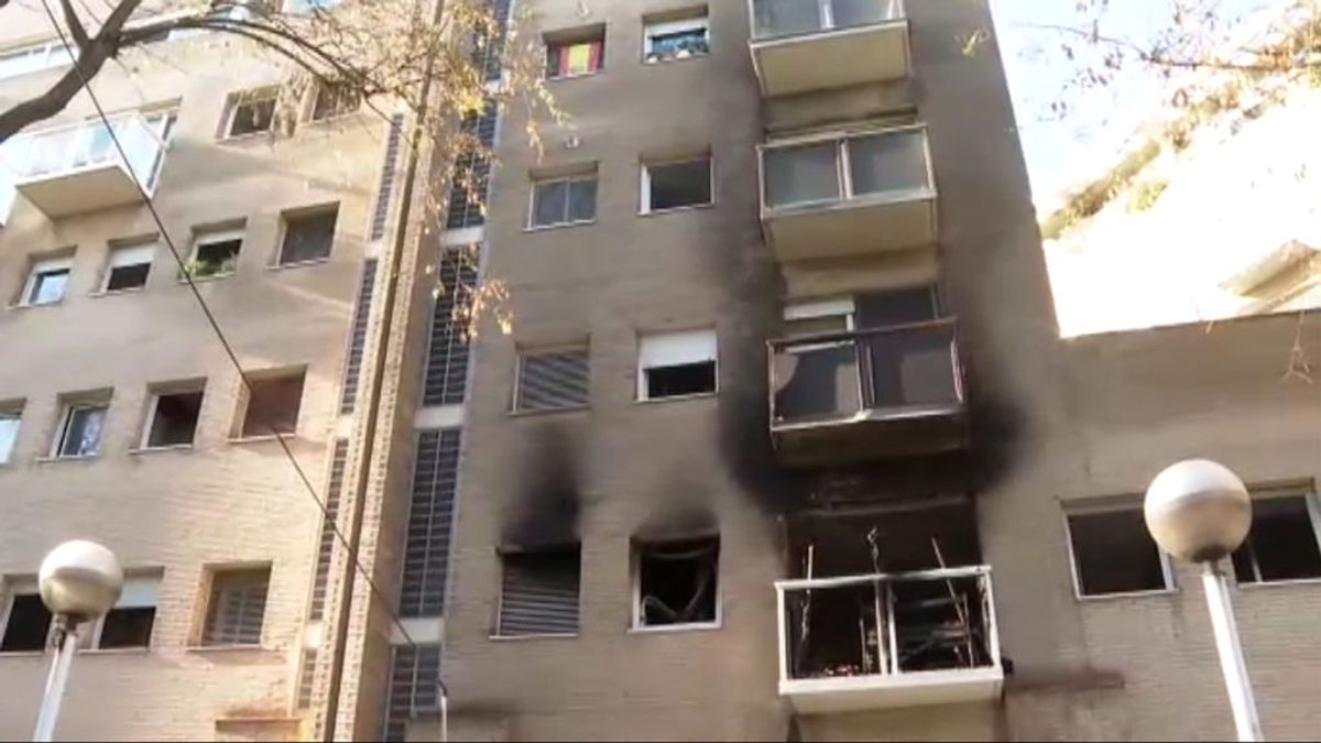 Quince heridos, cuatro de ellos graves, por el incendio de una vivienda en Barcelona
