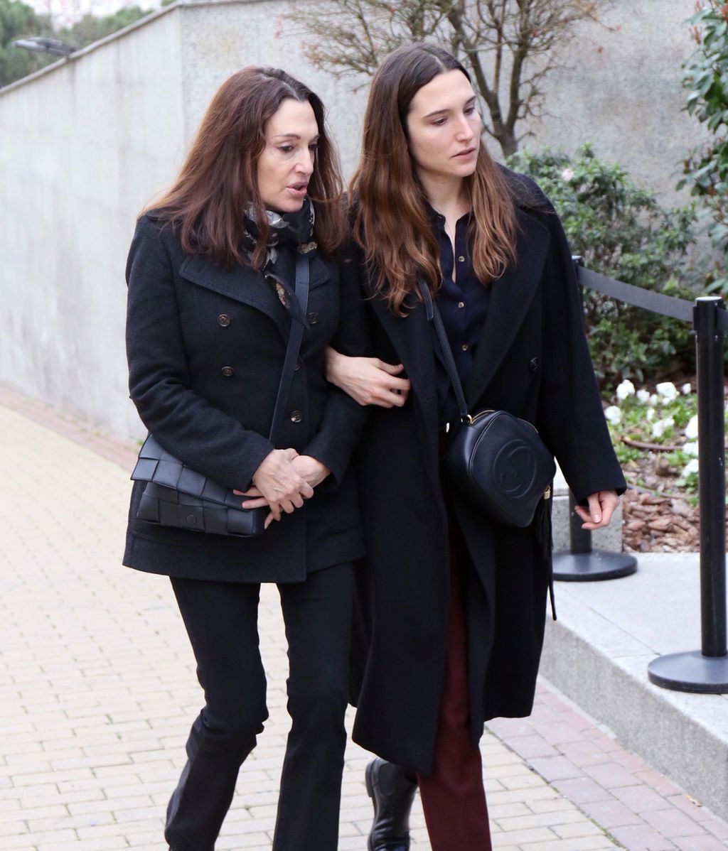 EuropaPress_2654120_(I-D)_La_pareja_de_Plácido_Arango_Cristina_Iglesias_acude_al_tanatorio_junto_a_su_hija_Lucía_Muñoz_Iglesias_para_despedir_al_empresario_en_Madrid_a_17_de_febrero_de_2020_