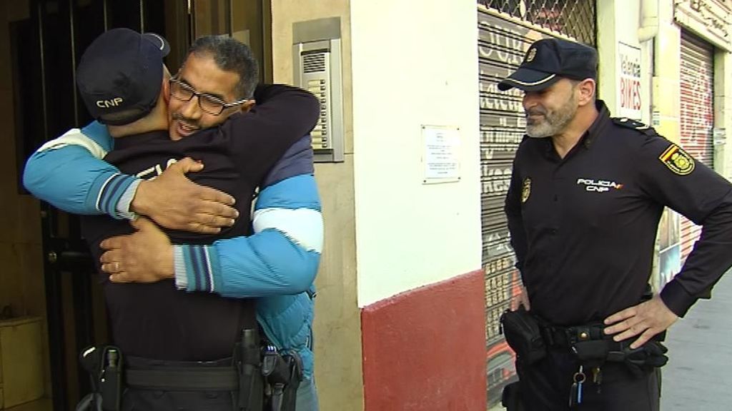El policía que salvó la vida a un bebé en Valencia: “Ya no sentía los brazos, se hizo interminable”