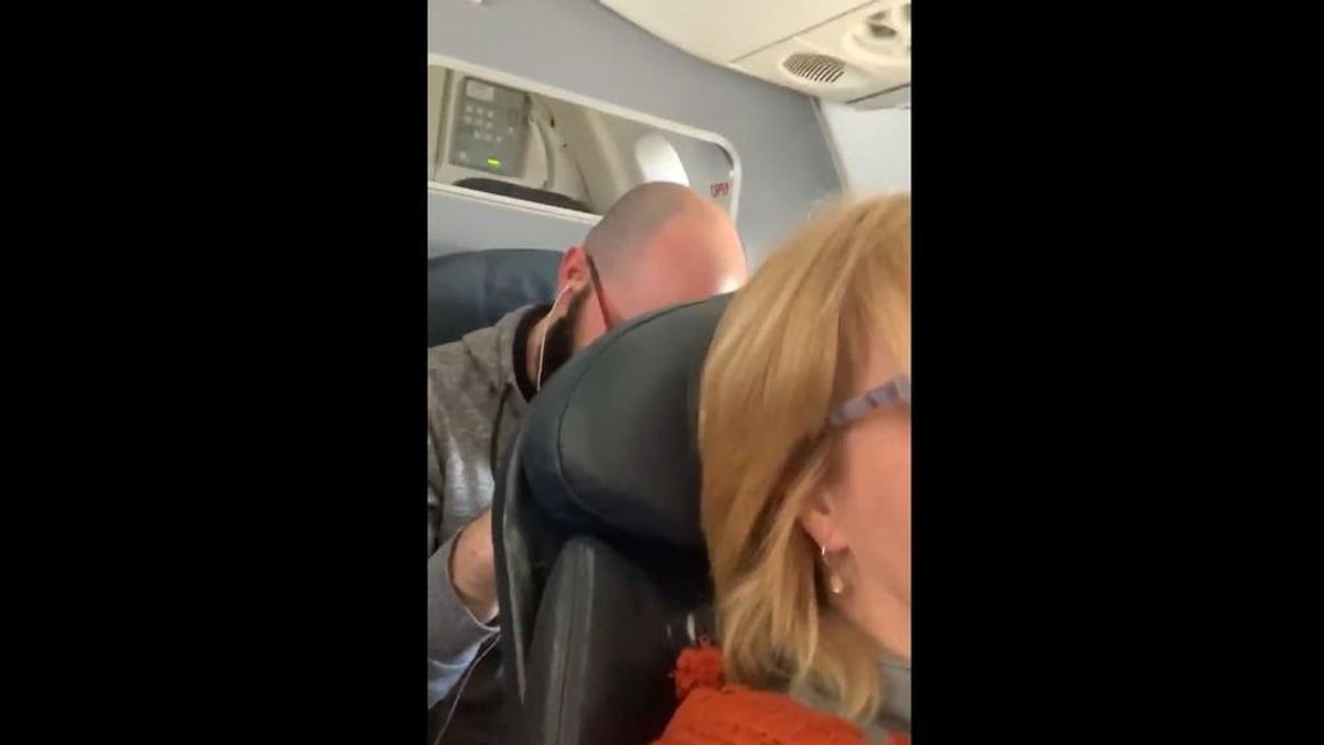 La mujer zarandeada en el avión se revuelve: presentará cargos y pide el despido de una de las azafatas
