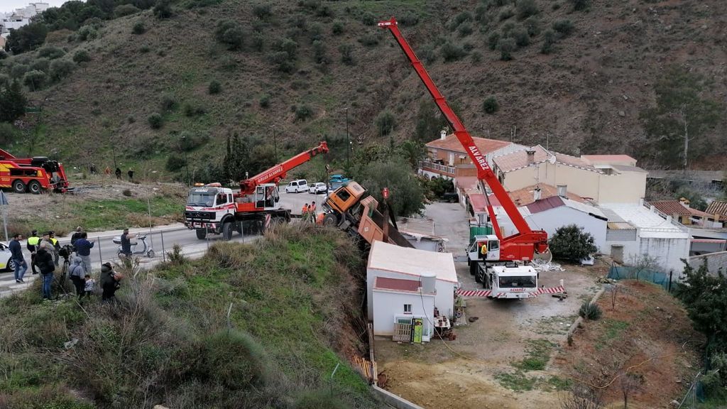 Pierde el control de su camión y lo empotra encima de una vivienda