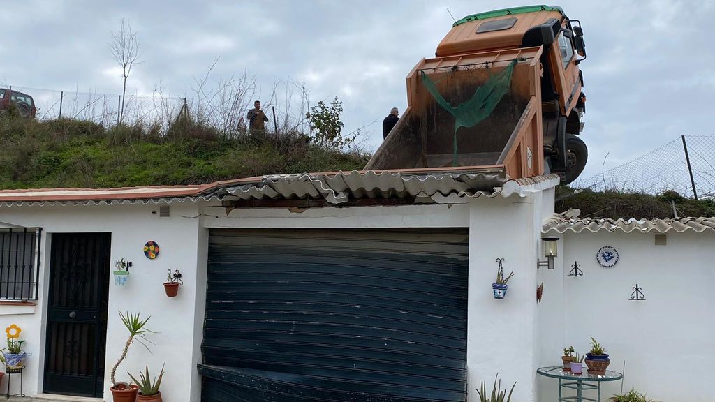 Pierde el control de su camión y lo empotra encima de una vivienda