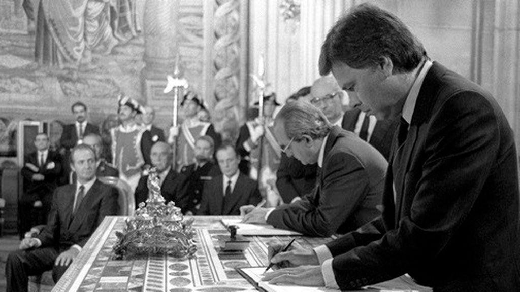 Fernando Morán en la firma de adhesión a la Comunidad Europea Fernando Morán en la firma de adhesión a la Comunidad Europea