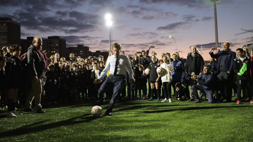 El balonazo a un niño del alcalde Almeida en un campo de fútbol en Madrid se vuelve viral