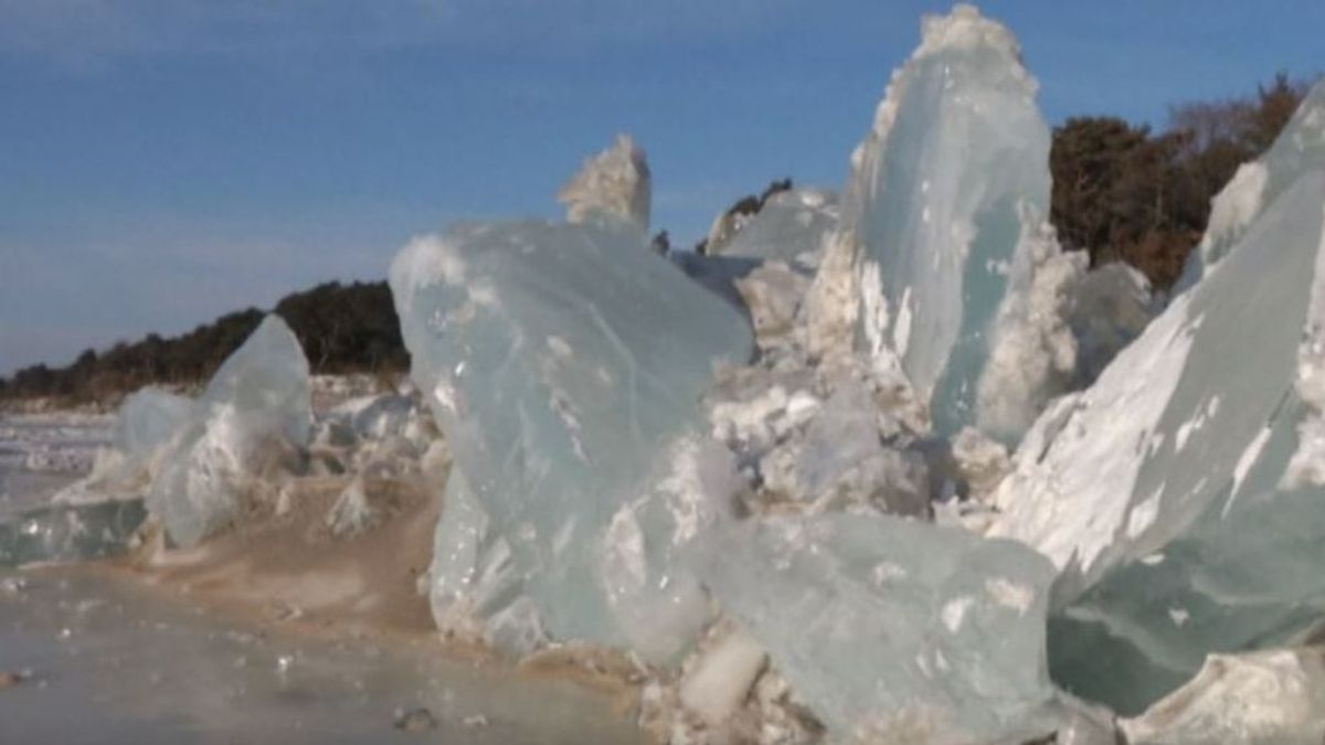 La gran muralla, pero de hielo: olas congeladas se amontonan en el lago fronterizo entre China y Rusia