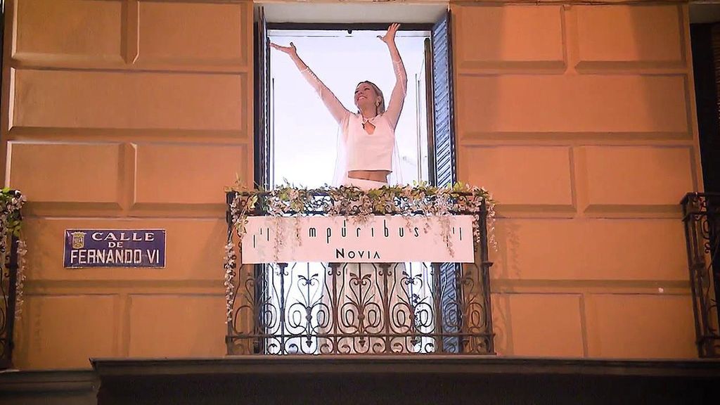 María Jesús Ruiz canta a todo pulmón en plena calle