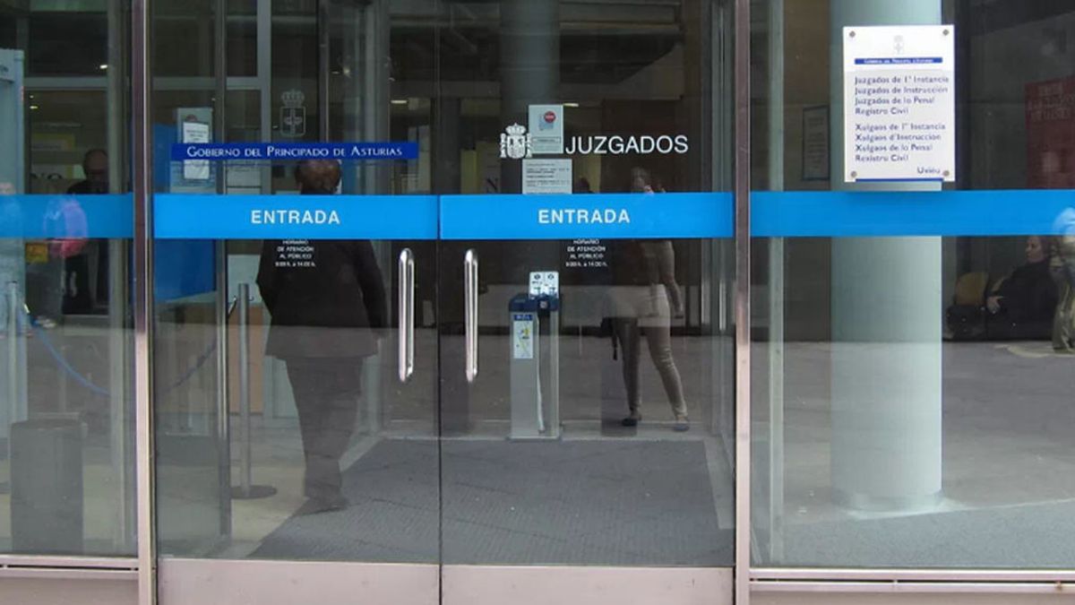 Acepta 20 meses de cárcel por espiar y grabar a cinco menores que se duchaban en un vestuario en Oviedo Acepta 20 meses de cárcel por espiar y grabar a cinco menores que se duchaban en un vestuario en Oviedo