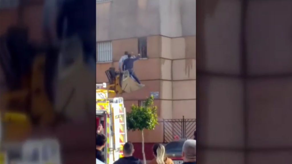 Los héroes que salvaron con una excavadora a una menor en un incendio en Sevilla: "Había que sacarla de ahí”
