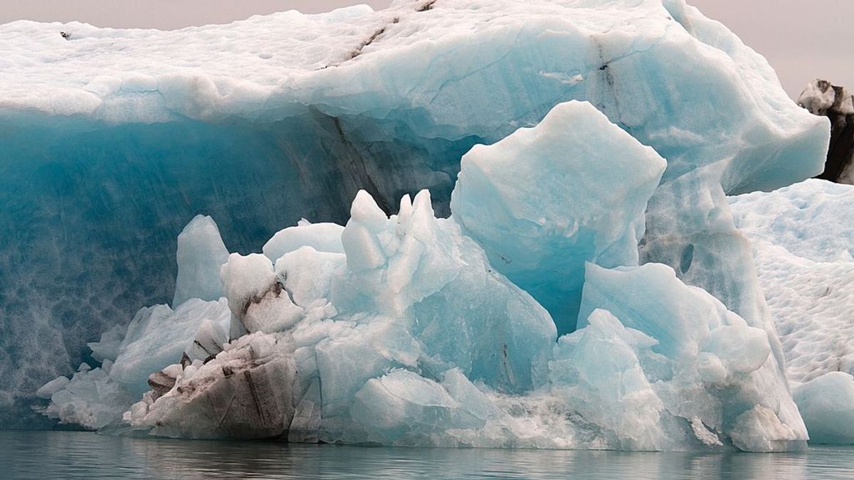 La peligrosa moda de los "cazadores de icebergs": los disparan y destruyen para vender su agua