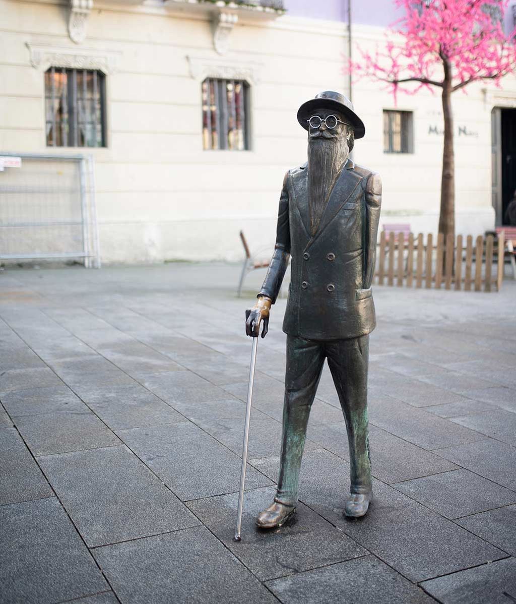 Estatua de Valle Inclán en la plaza de Méndez Núñez