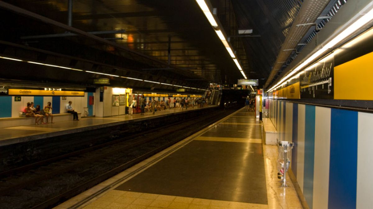 Varios jóvenes encapuchados agreden violentamente a un joven negro en el metro de Barcelona