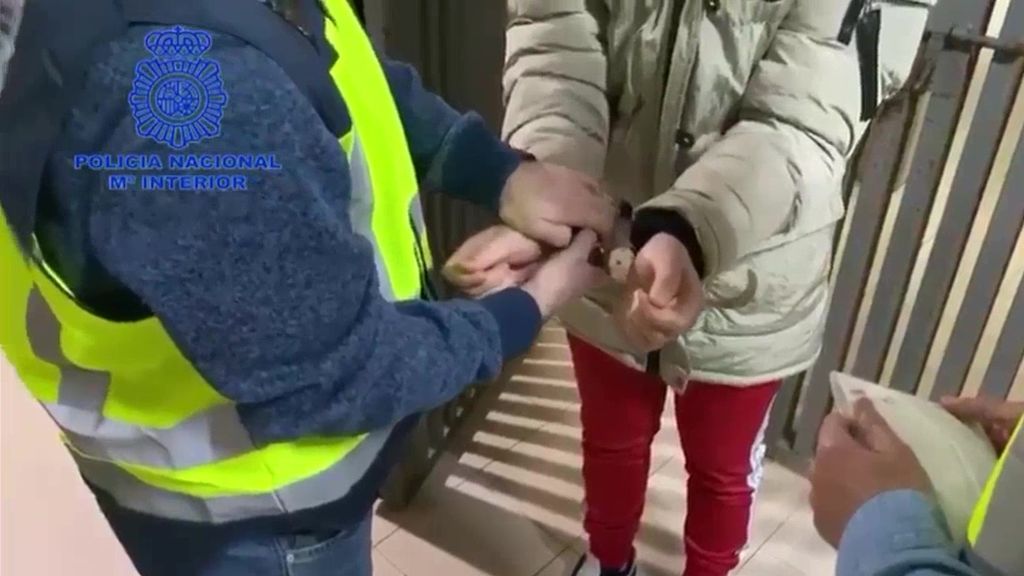 Policías esposan al hombre que agredió a Raúl cuando intentaba parar la agresión a una mujer en Murcia