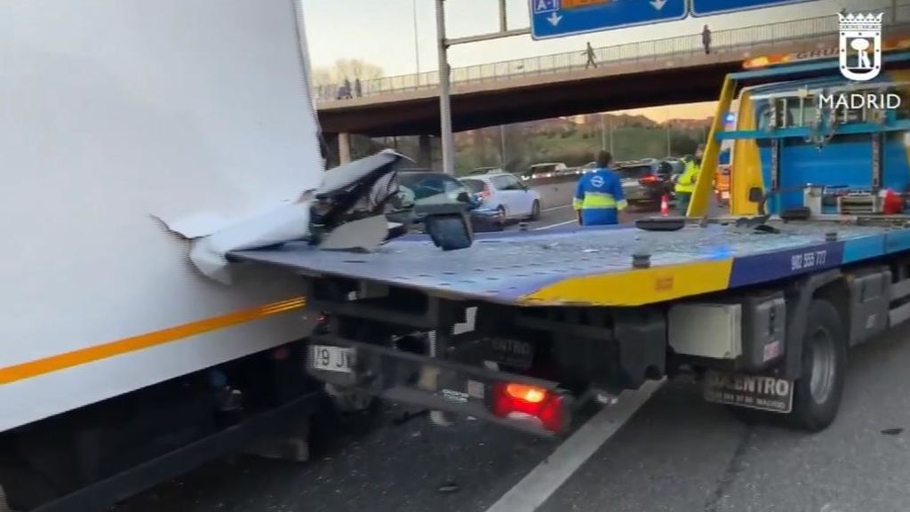 Un conductor y el gruísta que le asistía por un pinchazo, atropellados por un camión en la M40 de Madrid
