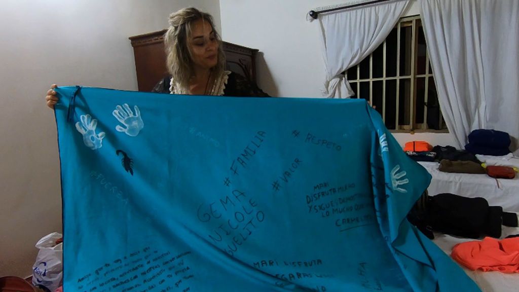 Ana María Aldón con su toalla firmada por sus familiares y amigos
