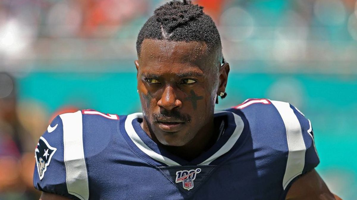Antonio Brown, jugador acusado de violación y agresión sexual, se golpea en la cabeza durante su entrenamiento en el gimnasio Antonio Brown, jugador acusado de violación y agresión sexual, se golpea en la cabeza durante su entrenamiento en el gimnasio