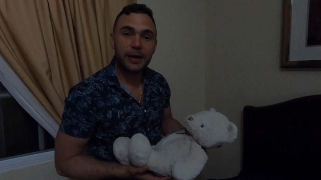 Cristian abre su maleta