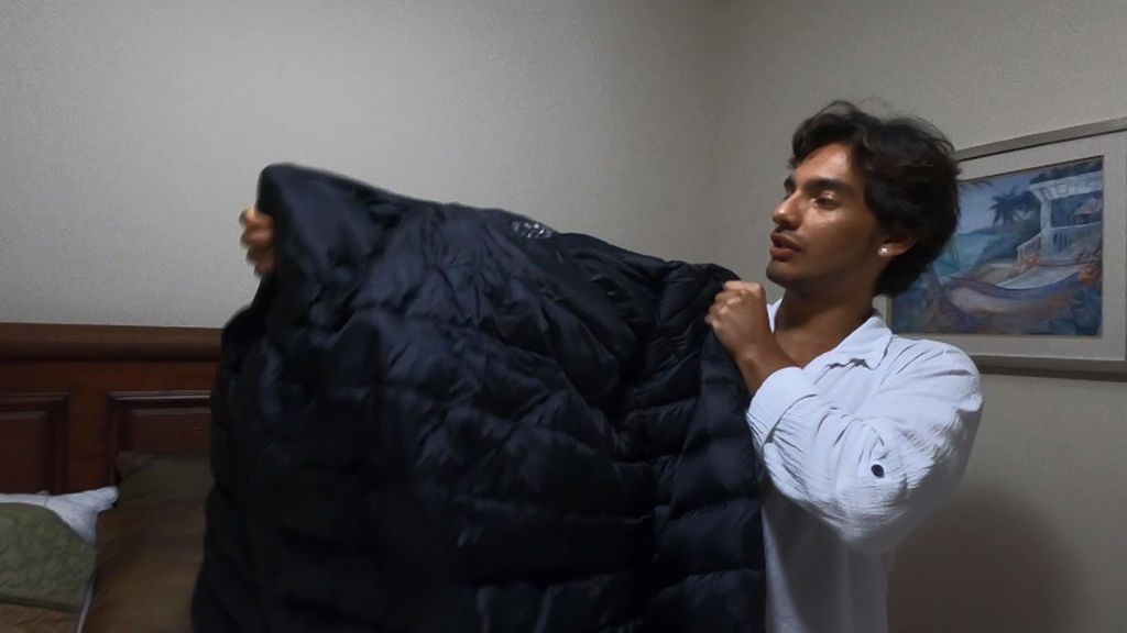 Alejandro Reyes abre su maleta