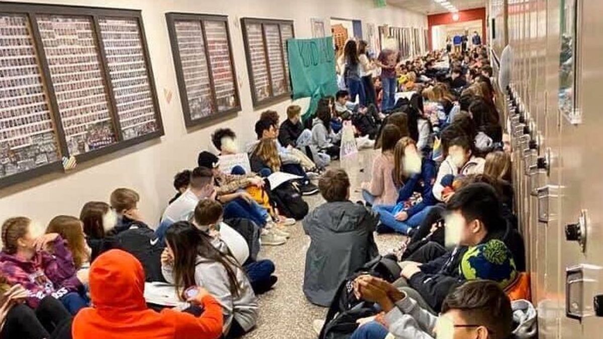 Huelga masiva de estudiantes en una escuela que obligó a renunciar a dos maestros homosexuales Huelga masiva de estudiantes en una escuela que obligó a renunciar a dos maestros homosexuales