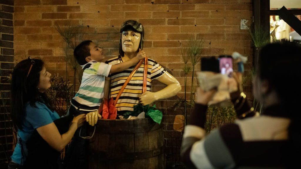Seguidores se hacen fotos con una estatua de 'El Chavo del Ocho'
