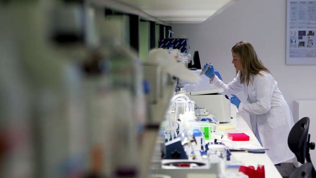 Mujer trabajando en un laboratorio