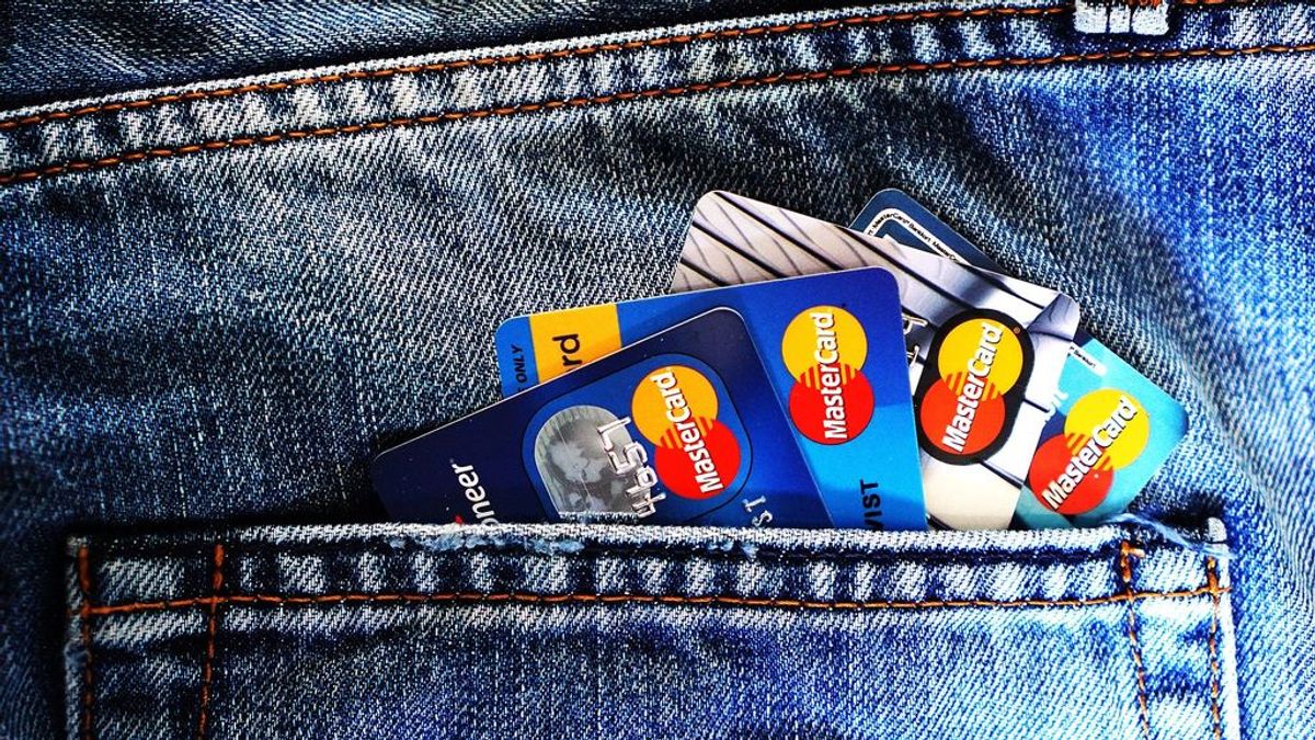 Cómo dejar de pagar comisiones por tus tarjetas de débito