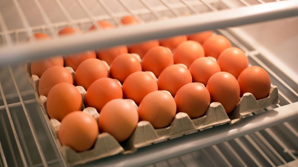 Huevos, chocolate o tomates: alimentos que a menudo van a la nevera y no deberían