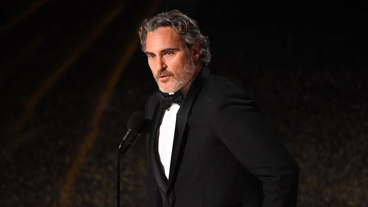 Joaquin Phoenix salva a una vaca y su ternero de morir en un matadero de California Joaquin Phoenix salva a una vaca y su ternero de morir en un matadero de California