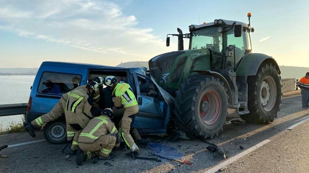Choque frontal de un tractor y una furgoneta en Caspe: Mueren tres personas