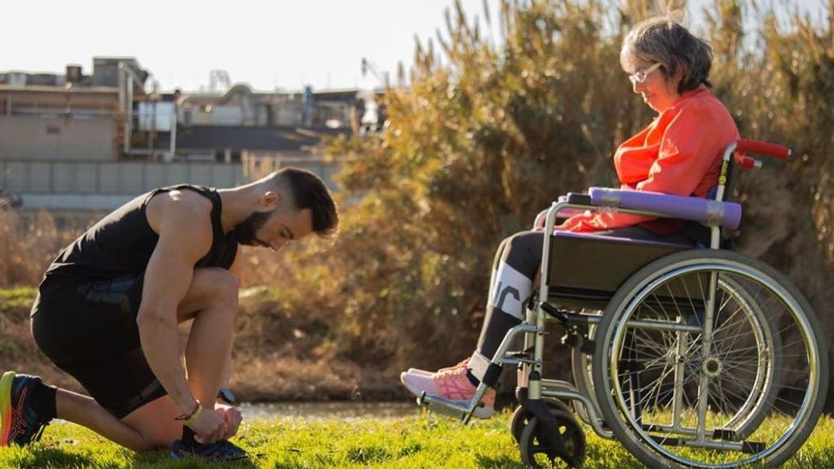 A por el récord Guinness: madre e hijo corren en silla de ruedas por la esclerosis múltiple
