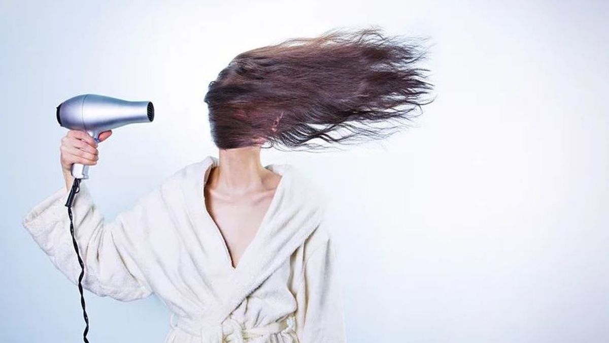 Olvidarse del secador en invierno es posible: trucos para secar el pelo más rápido sin calor
