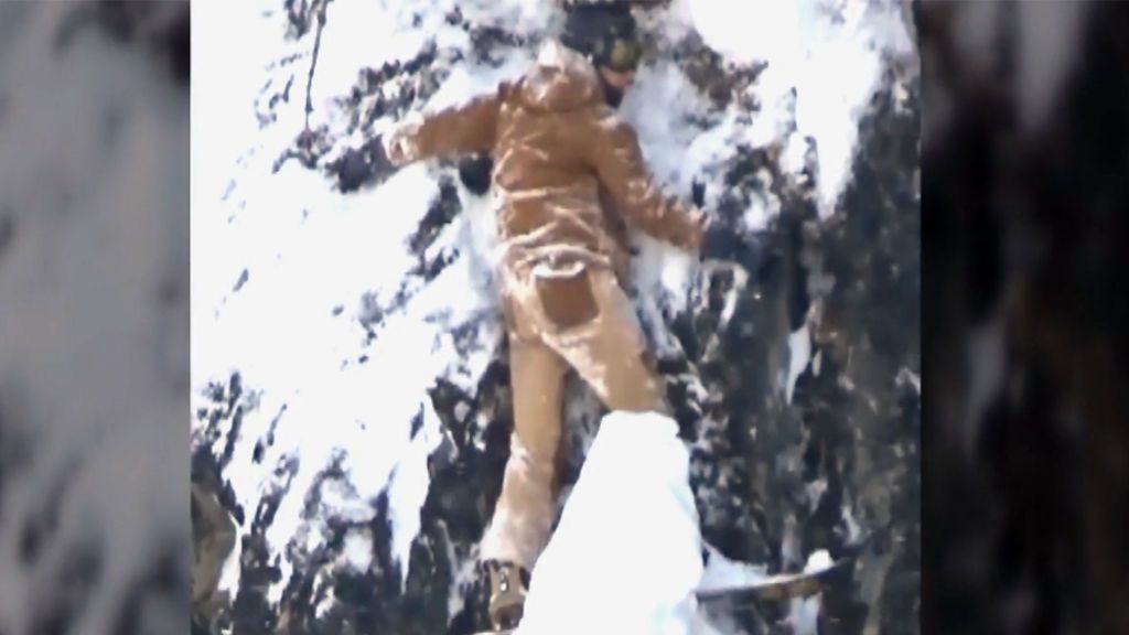 La imprudencia de un esquiador en Canadá lo deja durante horas colgando del abismo