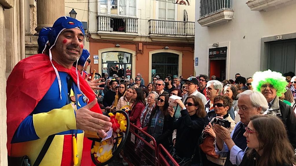 Una chirigota callejera en el centro de Cádiz