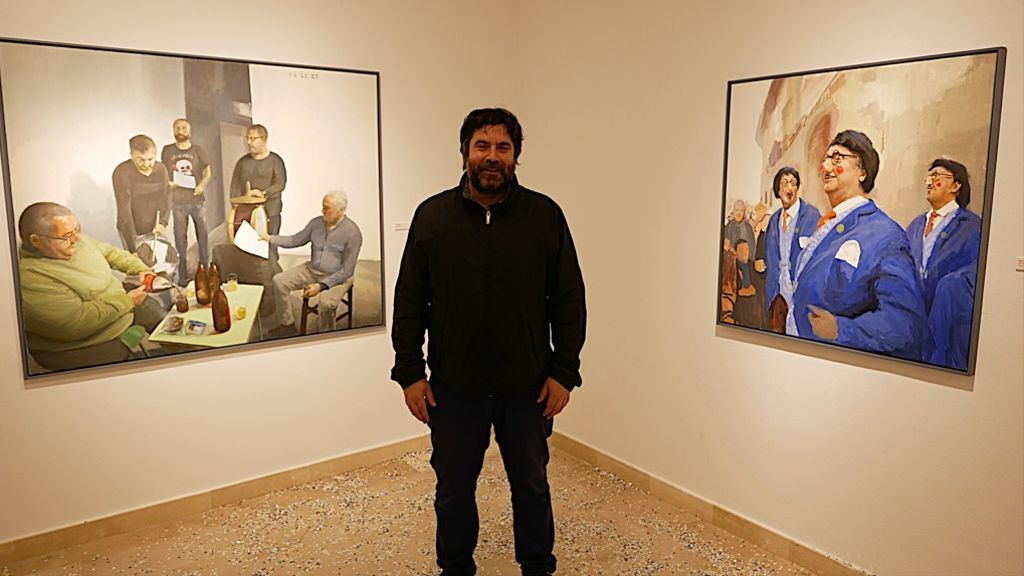 Pepe Baena junto a dos de sus lienzos