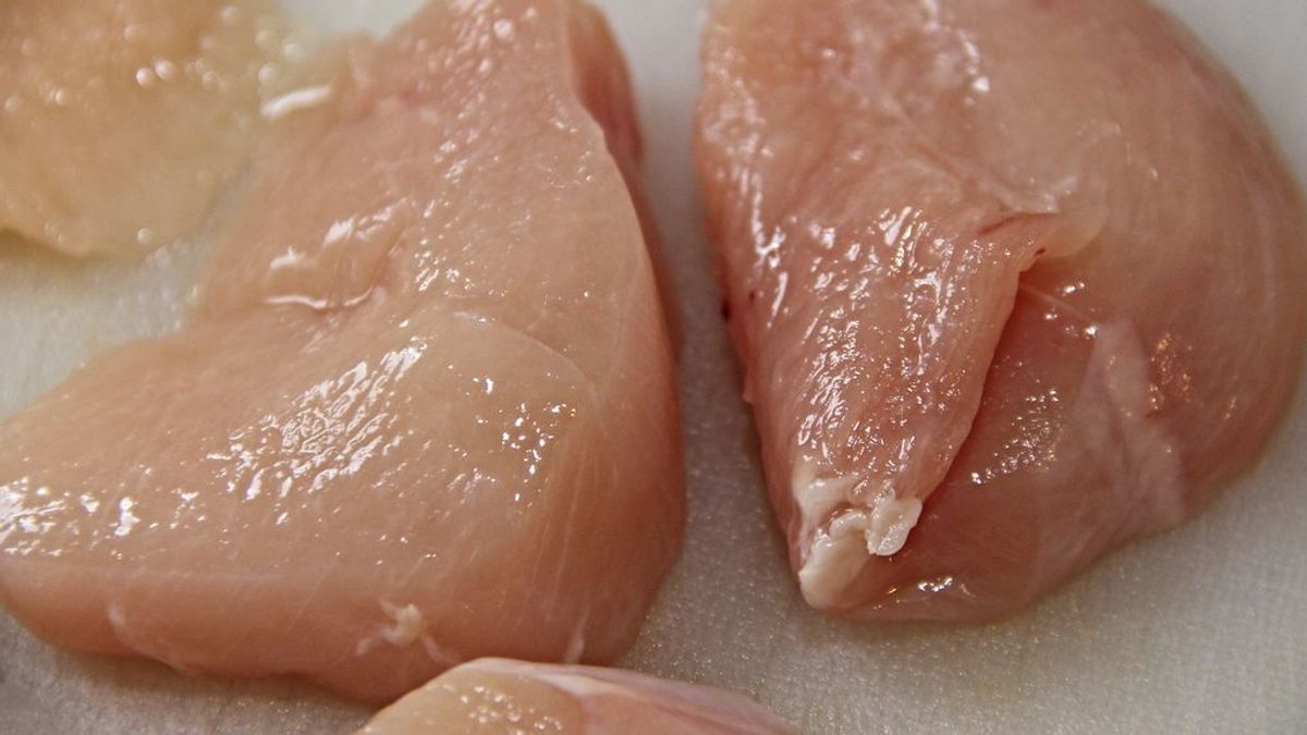 Lavar el pollo antes de cocinarlo: un error muy común que puede tener riesgos para la salud