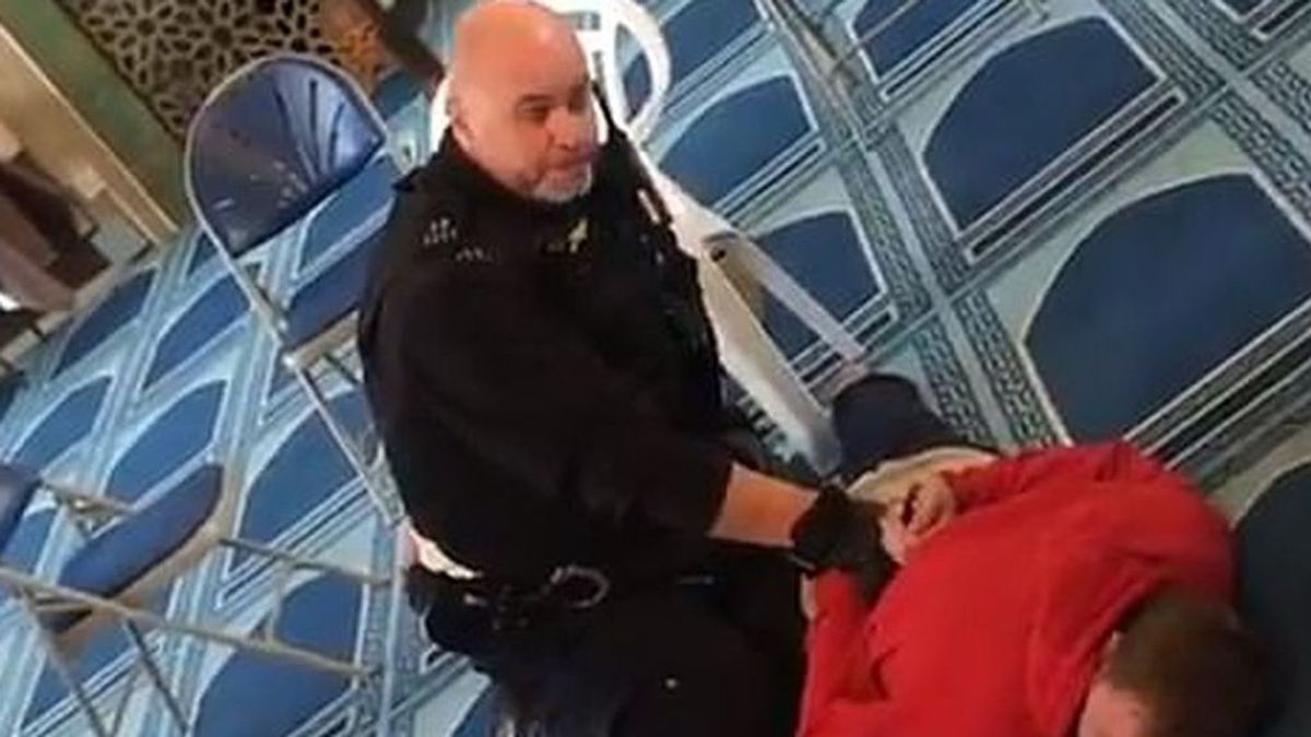 El muezzin apuñalado en una mezquita de Londres dice que perdona a su atacante El muezzin apuñalado en una mezquita de Londres dice que perdona a su atacante