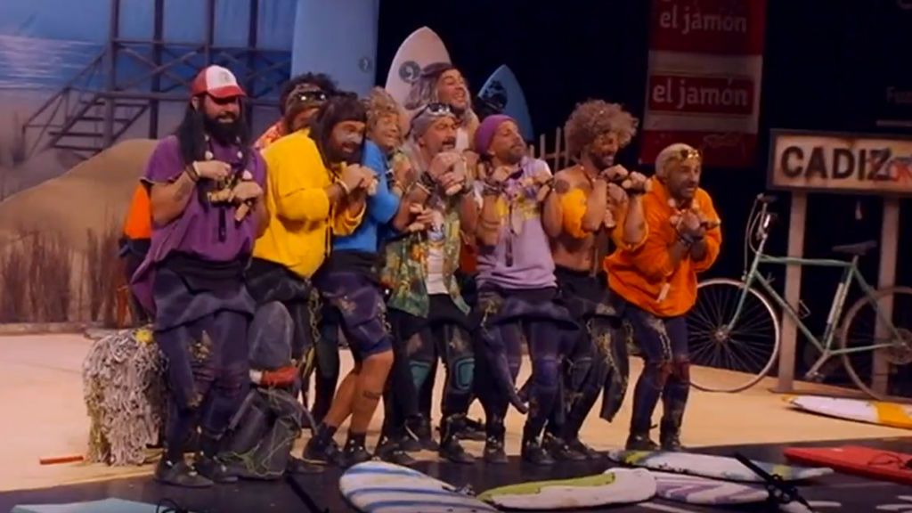 El humor y la ironía de la chirigota 'Cadizfornia' conquista al público del carnaval de Cádiz