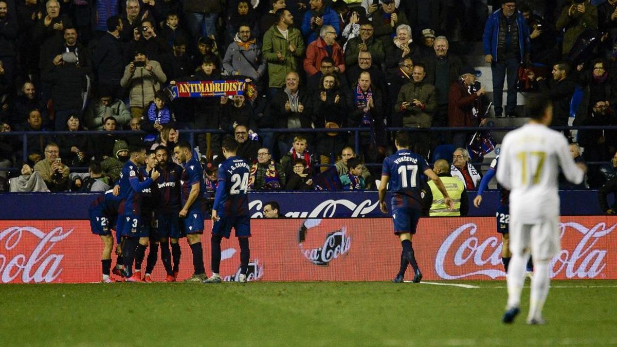 El Real Madrid cae ante el Levante y cede el liderato al Barça antes del Clásico (1-0)