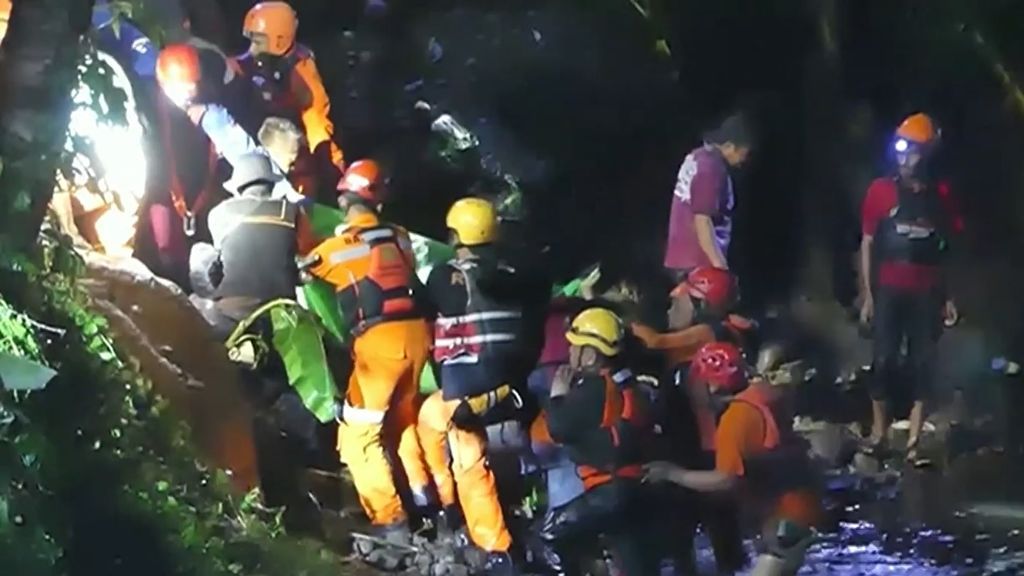 Mueren ocho niños arrastrados por una riada en la isla indonesia de Java