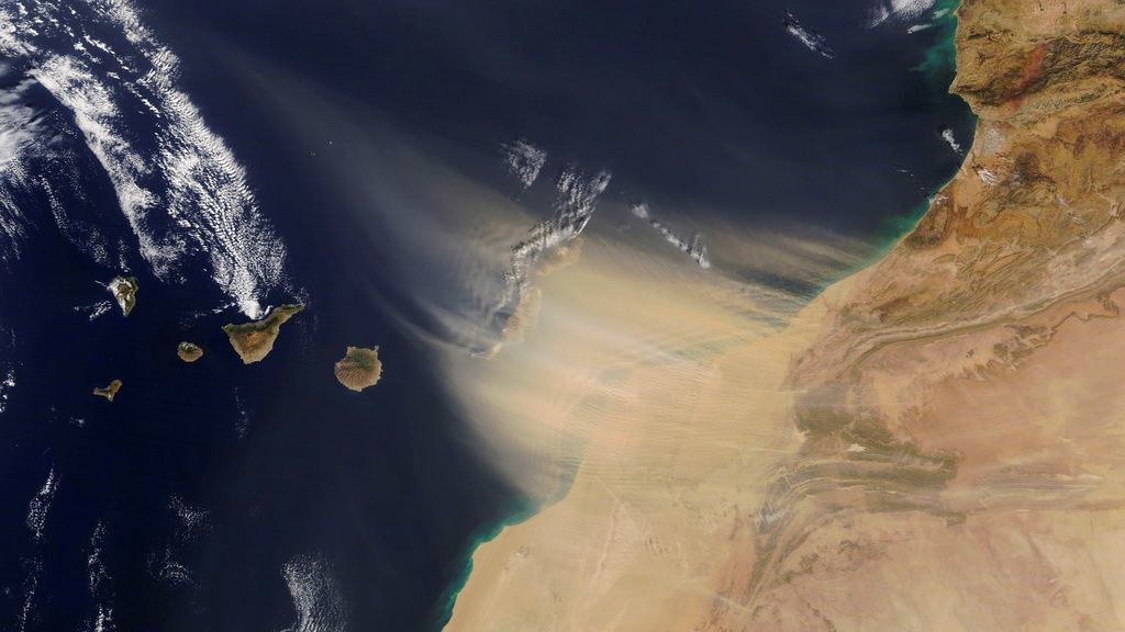 Alerta en las islas Canarias por la calima: aeropuertos inoperativos y carnavales suspendidos