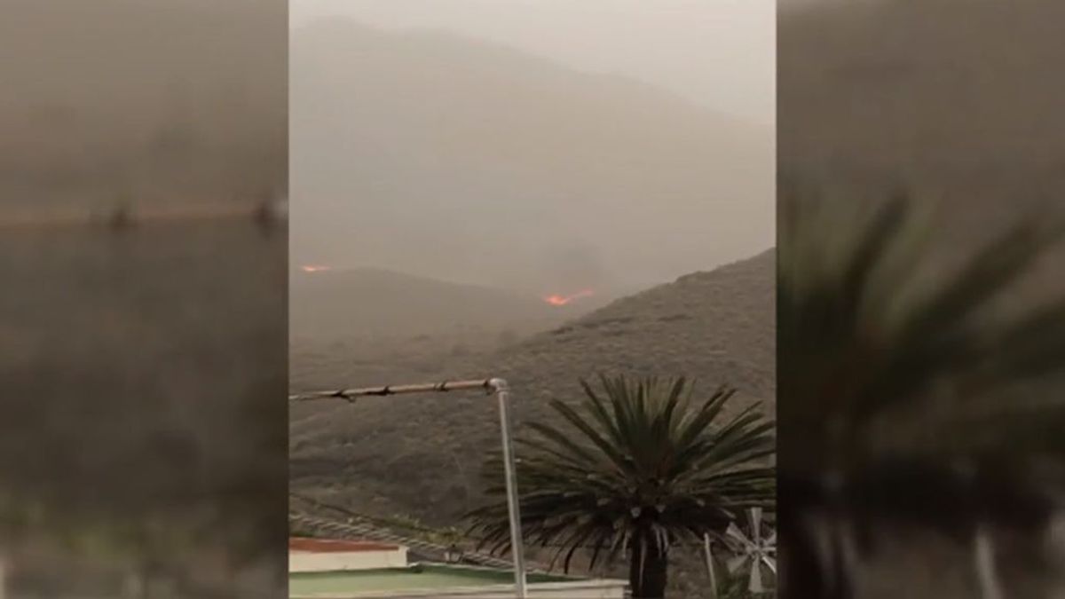 El fuego descontrolado en Gran Canarias obliga a evacuar Tasartico: 200 personas permanecen en la playa