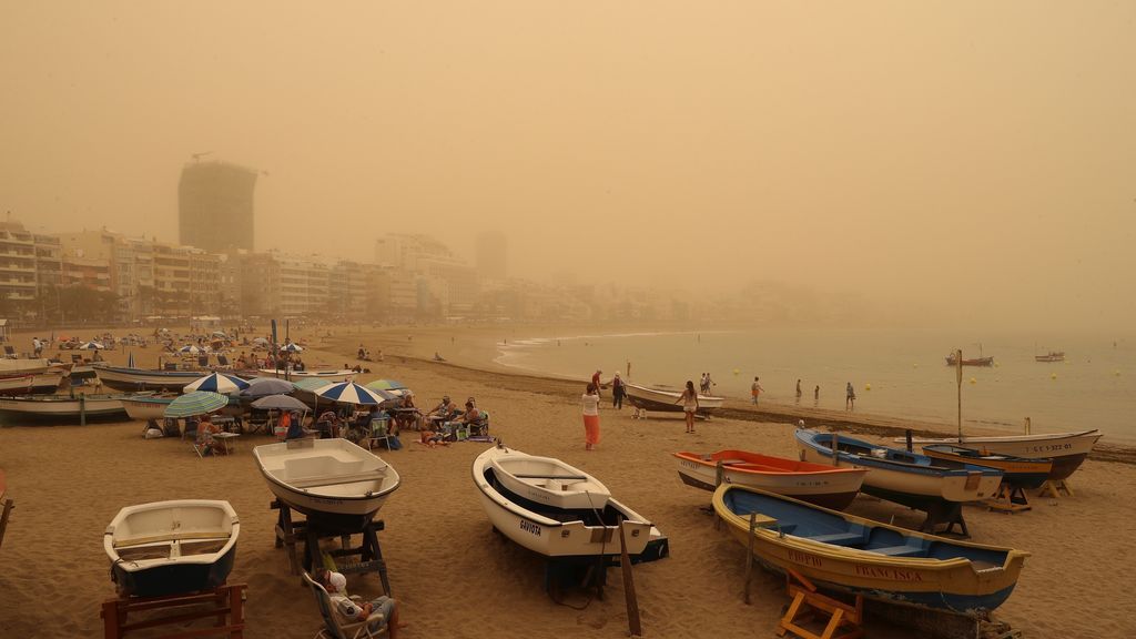 La calima entierra las Canarias: Carnavales, vuelos y ferrys cancelados en todas las islas