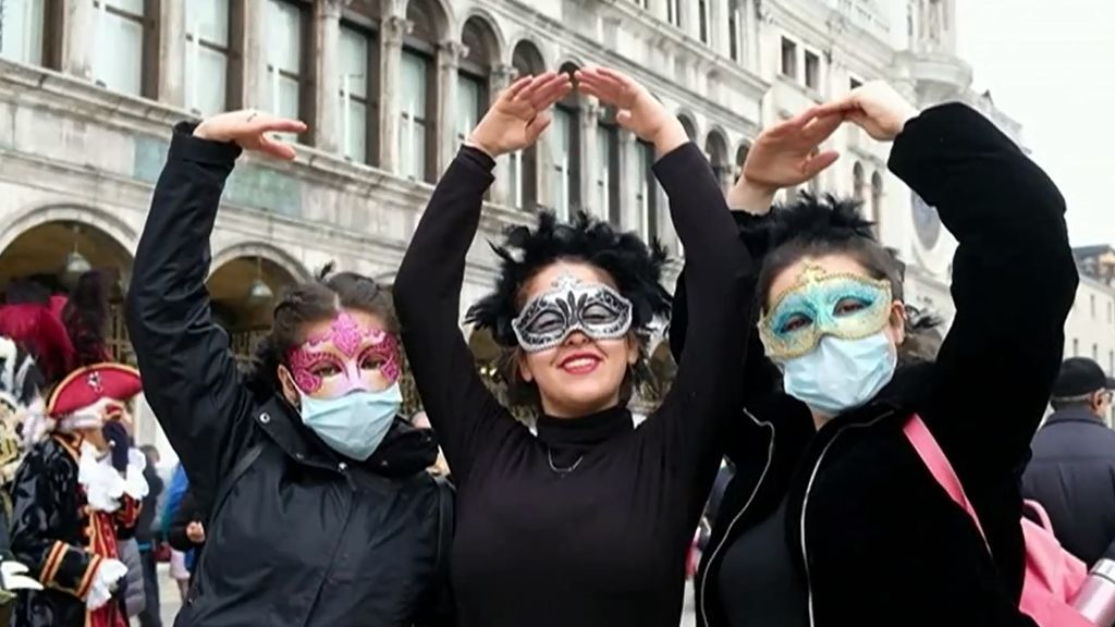 Venecia cambia las máscaras por mascarillas: el coronavirus pone fin al carnaval