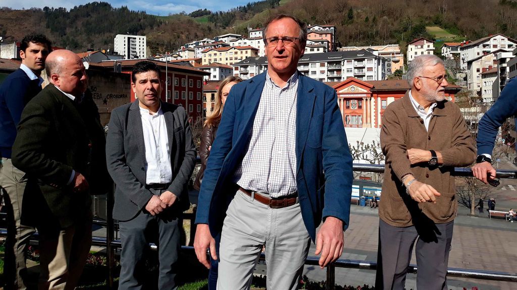 El PP vasco niega que la decisión de prescindir de Alonso como candidato a Lehendakari haya sido "de mutuo acuerdo" El PP vasco niega que la decisión de prescindir de Alonso como candidato a Lehendakari haya sido "de mutuo acuerdo"