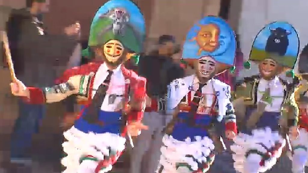 Los peliqueiros se adueñan de Laza, Ourense, en un carnaval lleno de tradición