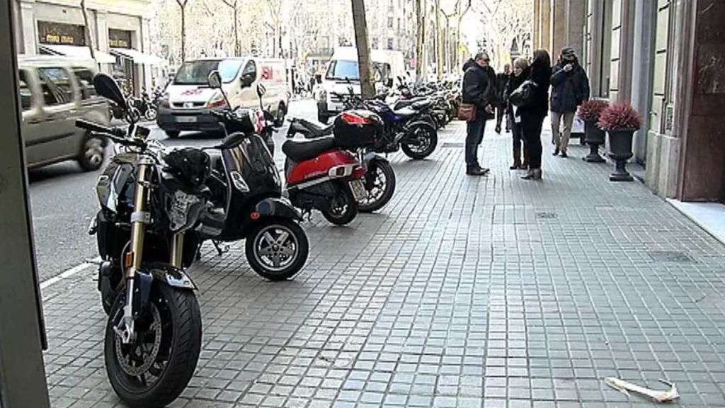 Multas a las motos aparcadas en las aceras en Barcelona