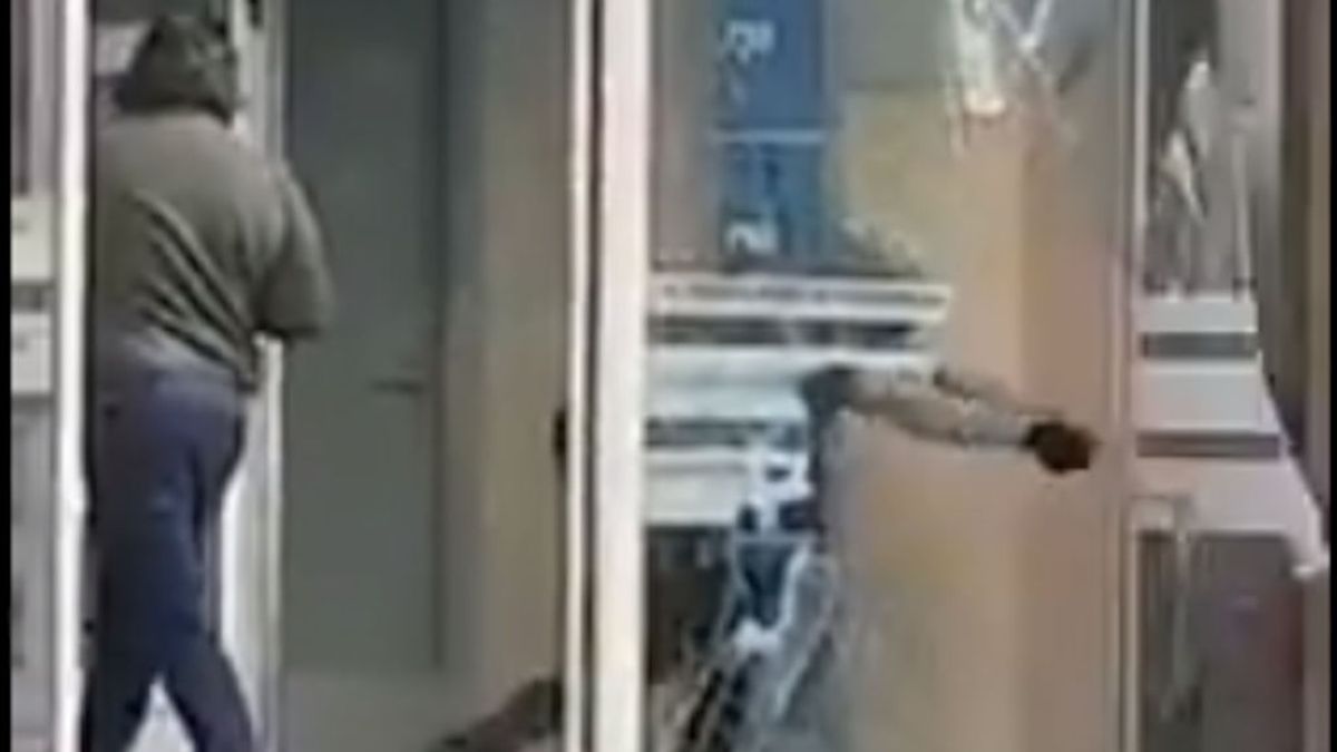 Entra a robar en una lavandería, los vecinos lo encierran y acaba huyendo rompiendo la cristalera Entra a robar en una lavandería, los vecinos lo encierran y acaba huyendo rompiendo la cristalera