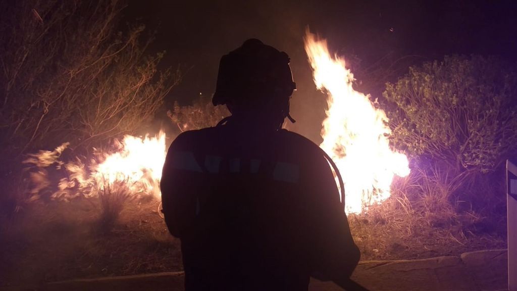 Evacuados tres municipios por el avance de las llamas en Tasarte, Gran Canaria